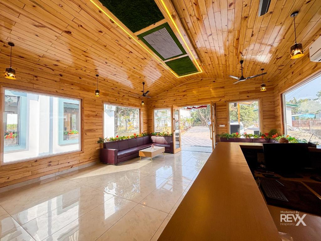 Wonderwood Corbett Resort의 넓고 고급스러운 실내 스파 공간