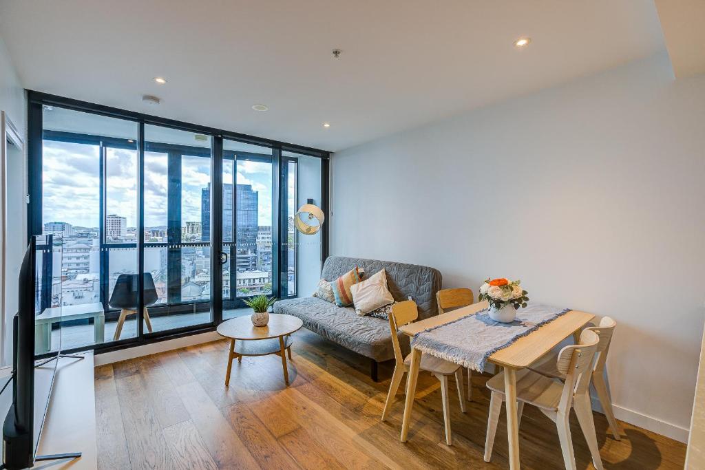 Skyline Haven, Luxe 2BR with Pool & Gym in Fortitude Valley, Brisbane