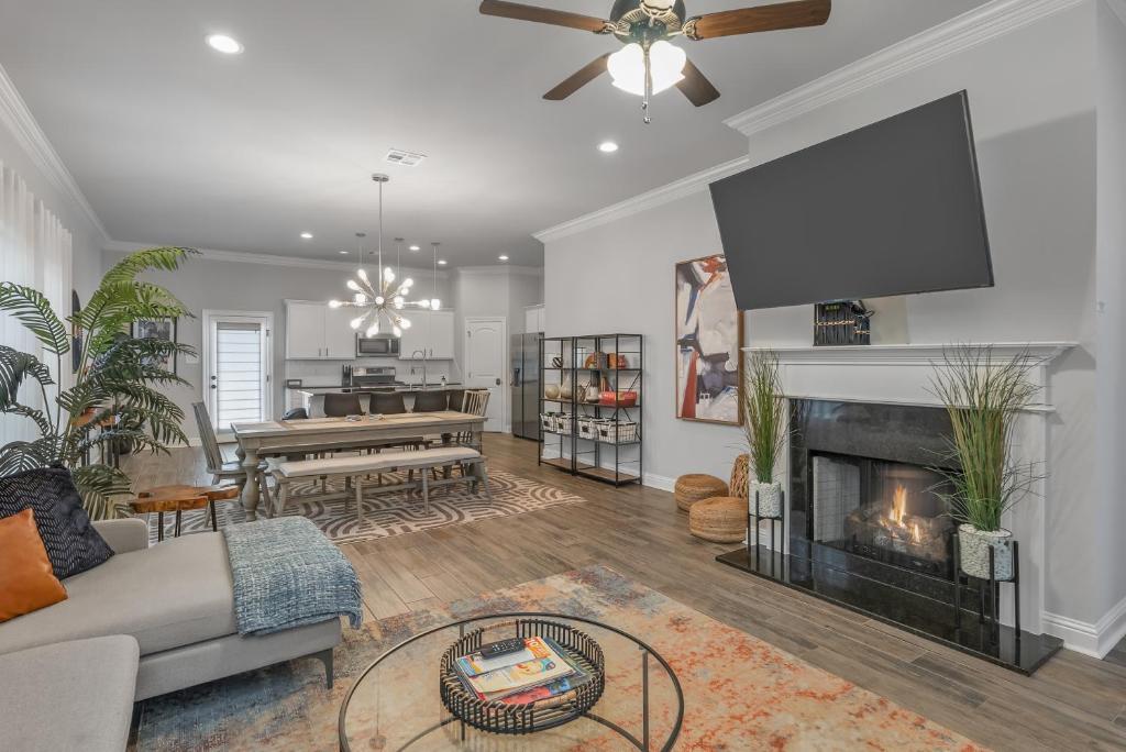 Luxe, Central, & Contemporary - A Modern Utopia! Tv in each room, Shreveport