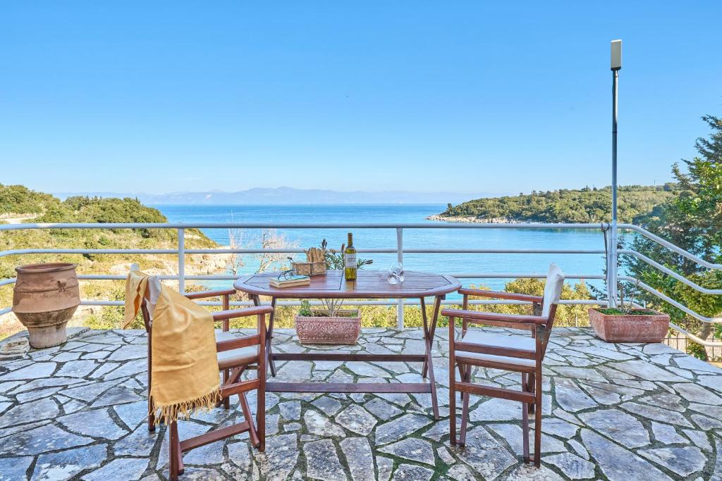 Dolphin studio, Gaios