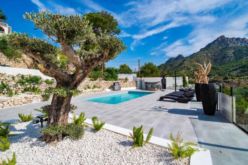 Luxury Villa with Stunning Mediterranean and Calpe - 3