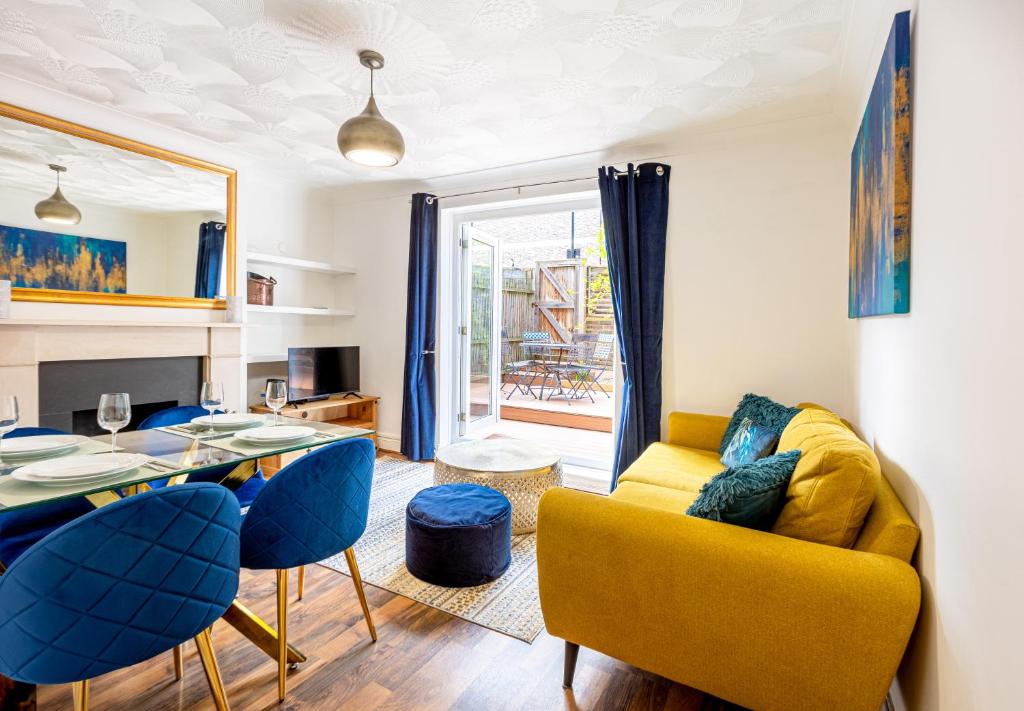 Modernized 2 storey 2BR with Garden near Angel St, London