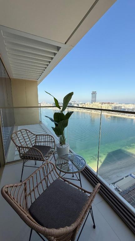 Seaside Elegance 1BR at Emaar Beachfront, Dubaj