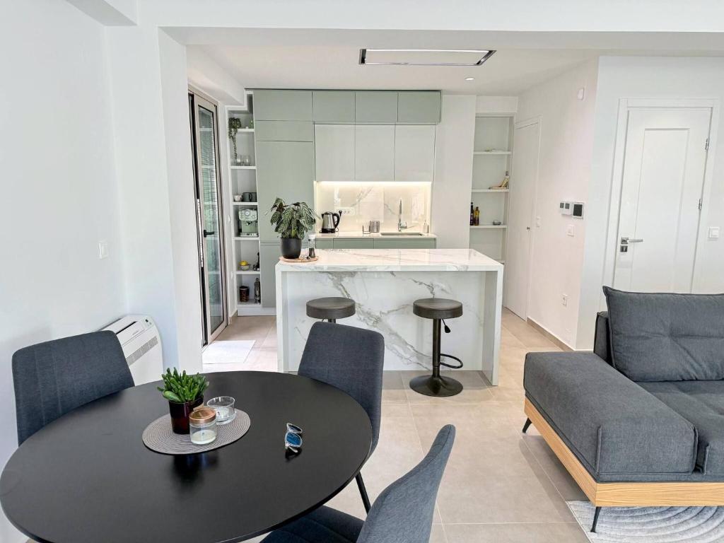 Azure Loft - 3min walk to beach, 10min to Old Town, Chania