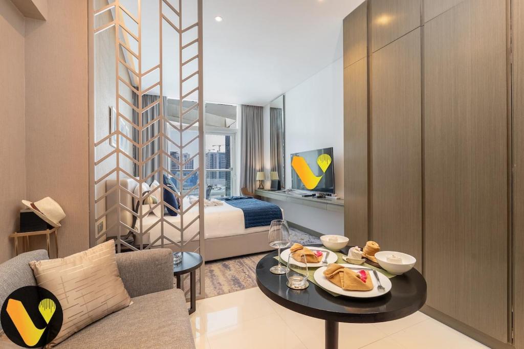 Vogue DAMAC Maison Prive Balcony & Pool with Canal View Prime Business Bay Location, Steps from Downtown & Burj Khalifa, Dubái