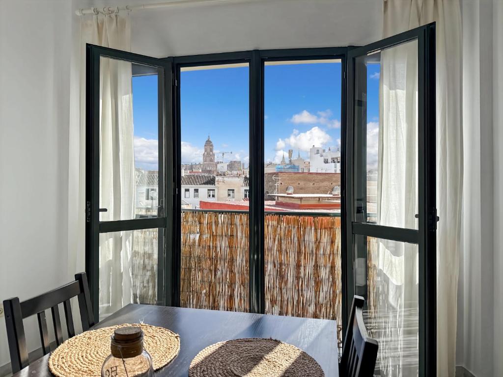 Exclusive Malaga Apartments with Cathedral Views and Auto Check-in, Málaga