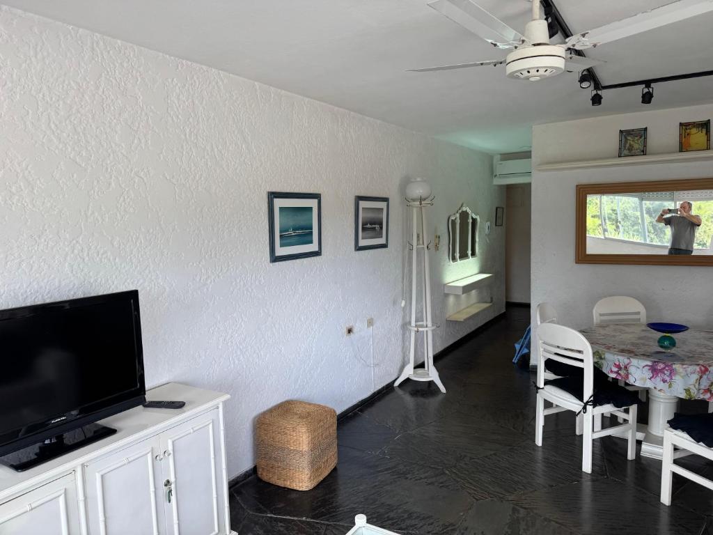 Hermoso Apartamento primera linea Rambla de Playa Mansa Punta del Este - 4