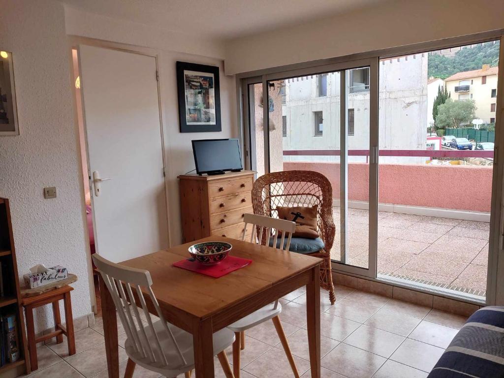 4DOM11 Appartement avec terrasse et parking, proche plage - 4