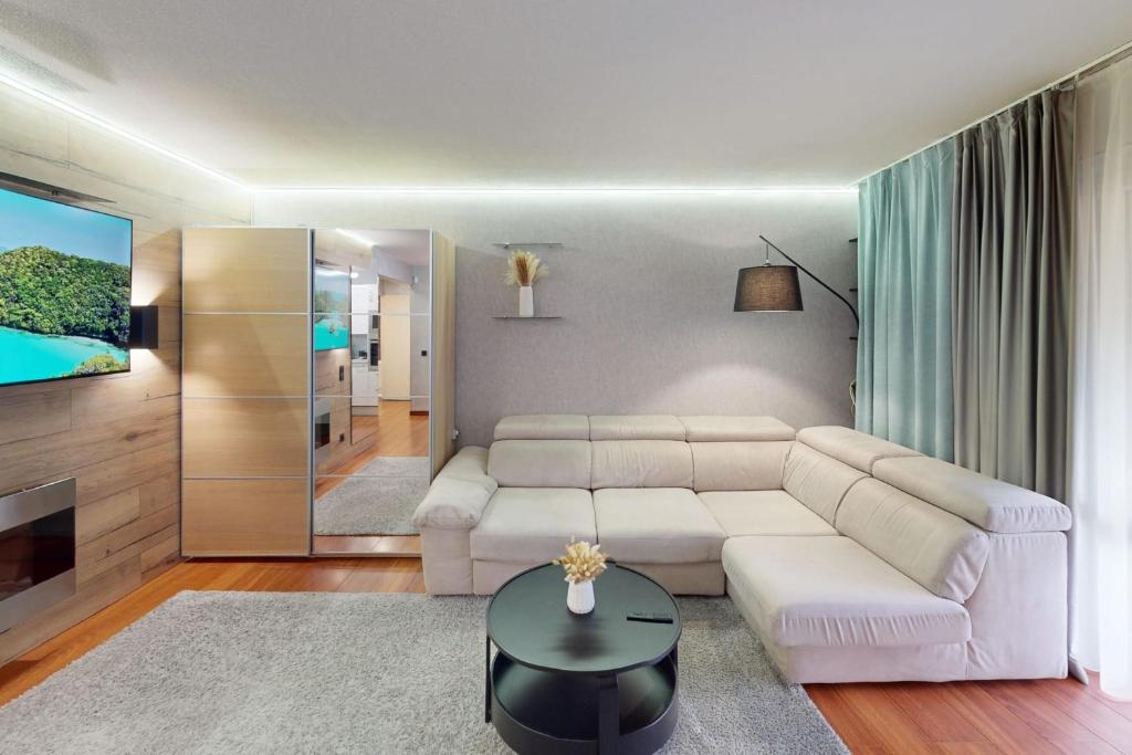 Cozy Apt with Balcony - 5 min to the Beach - 3