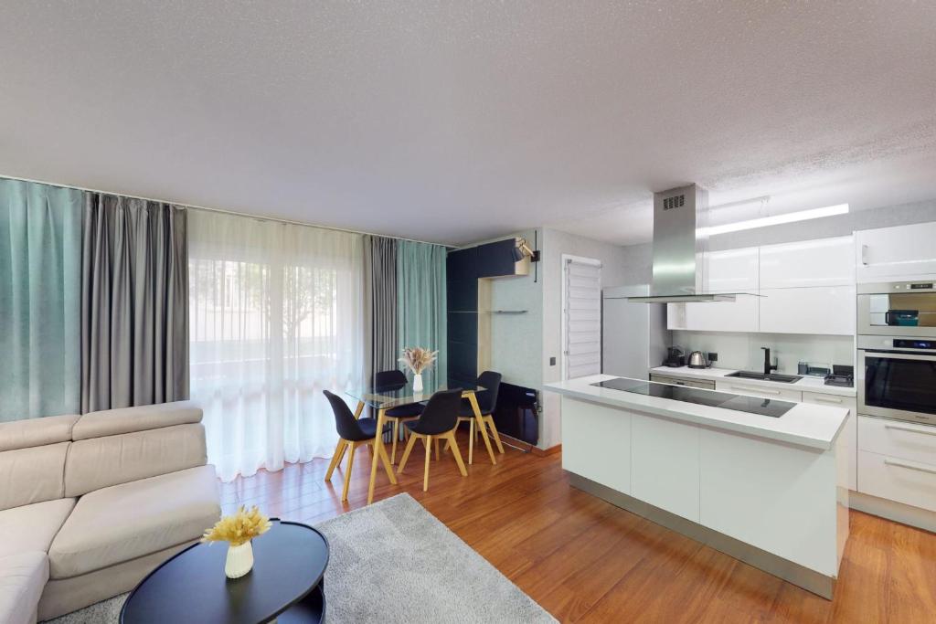 Cozy Apt with Balcony - 5 min to the Beach - 4