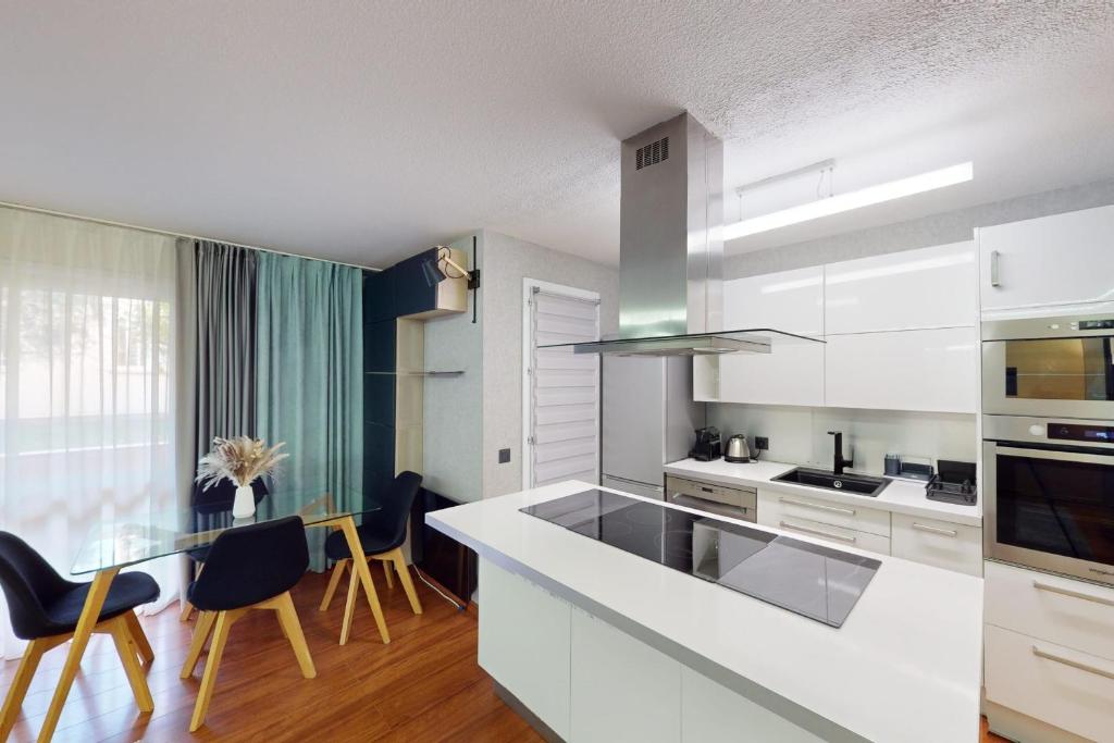 Cozy Apt with Balcony - 5 min to the Beach - 5