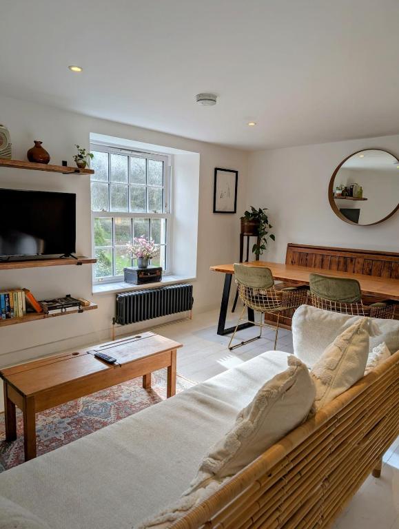 Ramble & Rye - The Nest, Talland