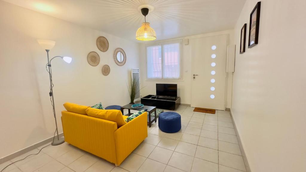 2 Bedroom Duplex Center, Patio - 1