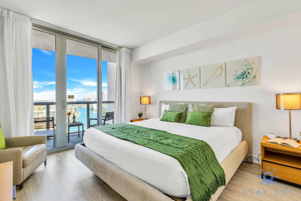 Amazing Apartment with Balcony & Pool, Hallandale Beach