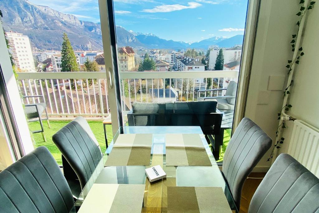 Panorama Stay, Pool, Balcony and Mountain View - 5