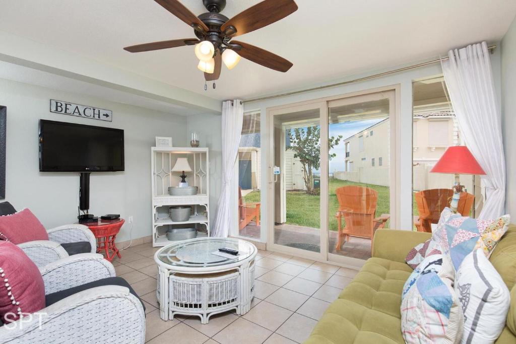 Direct Beach Pools & Sun Deck - Stylish - Clean, South Padre Island