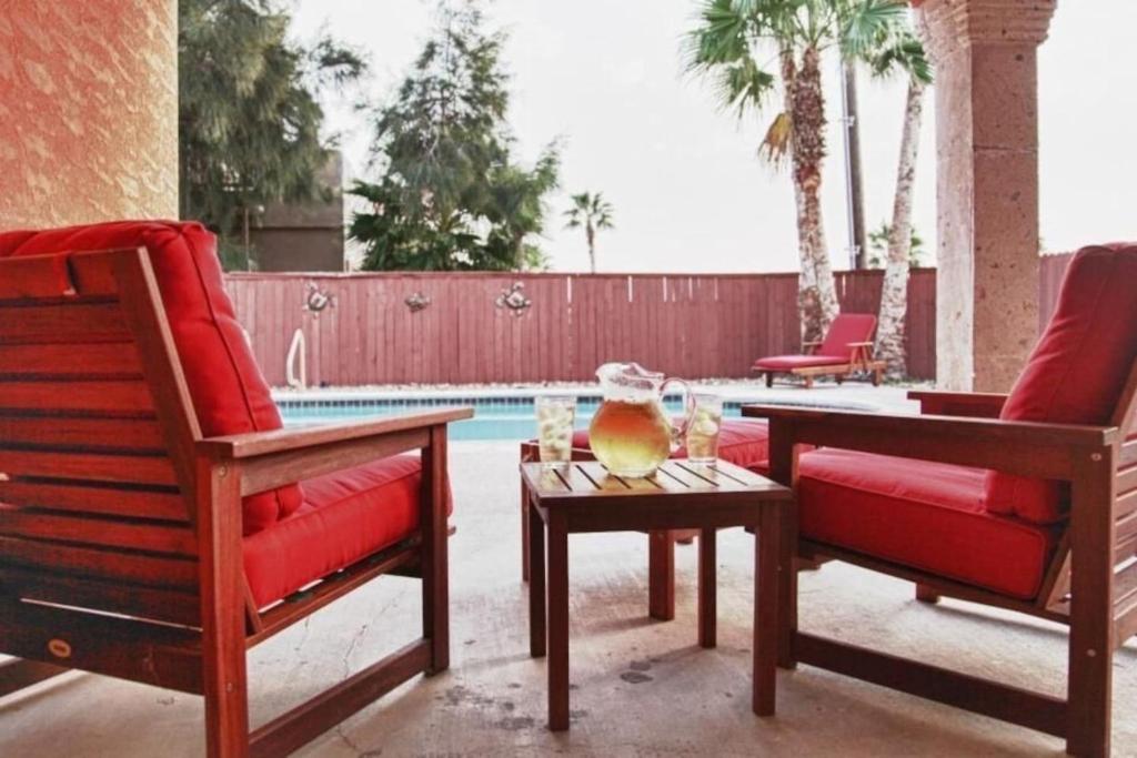 Casa Campeche-Sleeps 8 Pool 4 min walk to Beach, South Padre Island