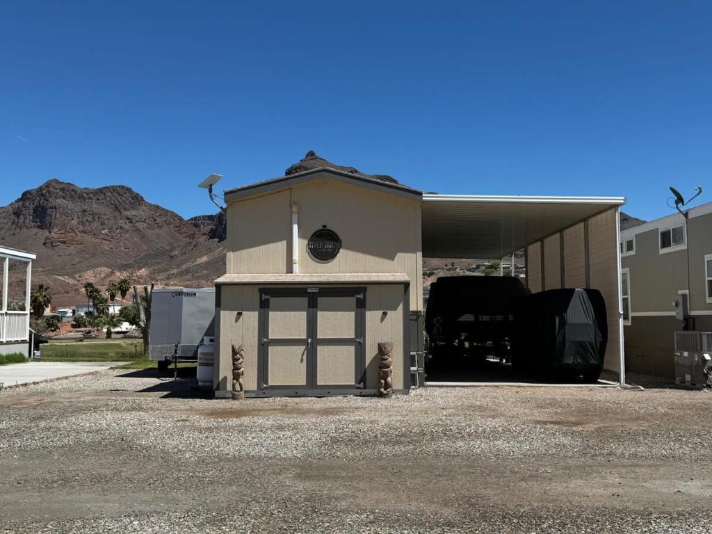 Paradise Lagoon, Cross Roads