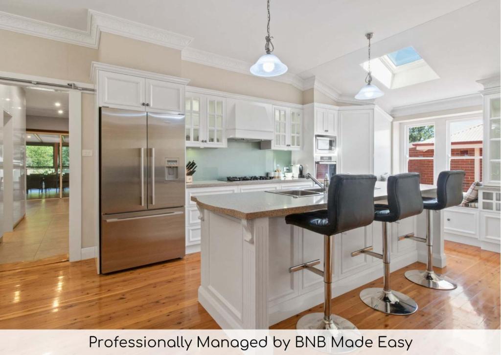 The Richardson - Spacious Entertaining, Sleeps 8, Wagga Wagga