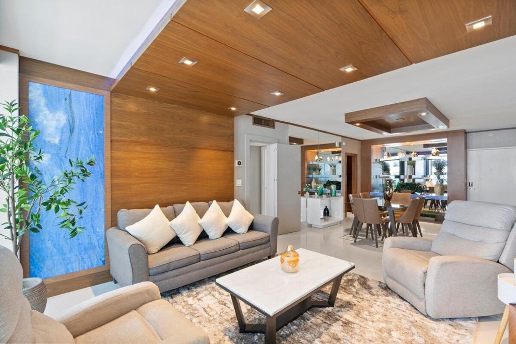 Ocean Front 2beds and 2baths Beach Access and Pool, Hollywood