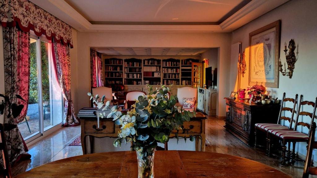 Luxury Villa with Panoramic Views, Pool & Serene Garden Retreat - 2