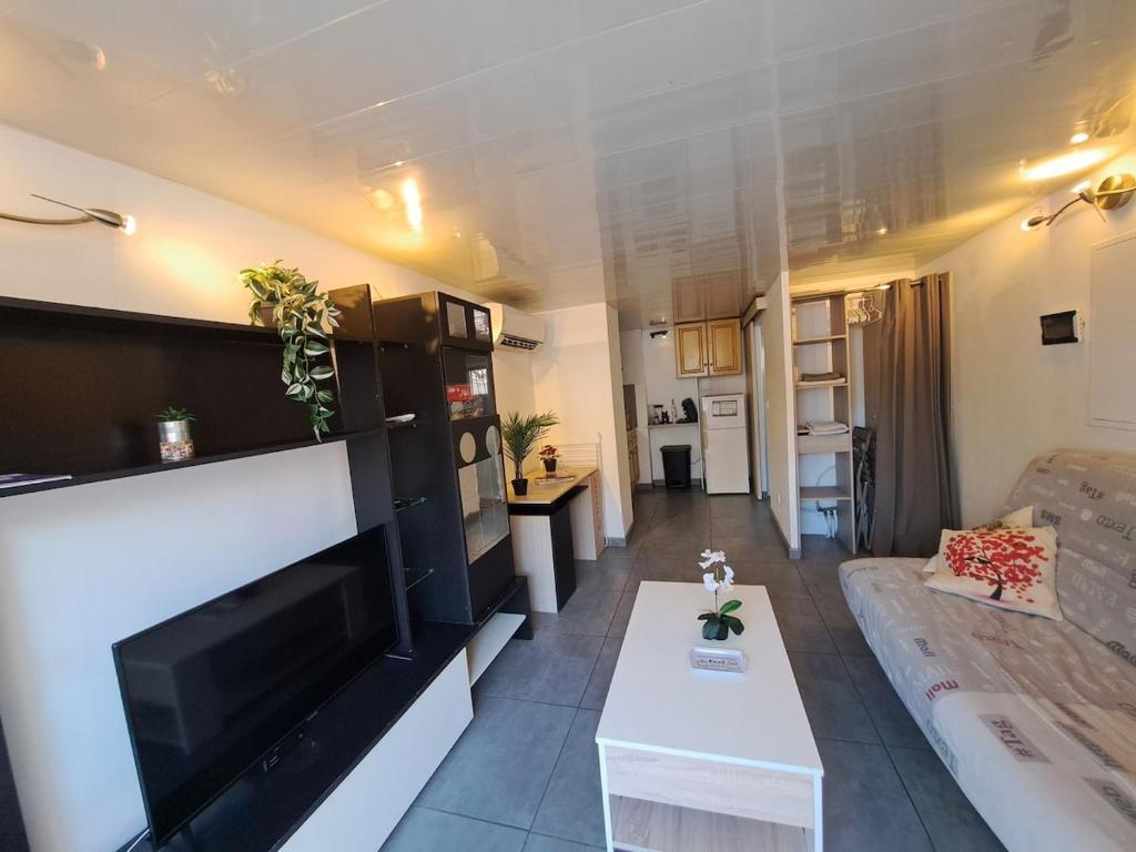 Comfortable studio-from city center and beaches - 1