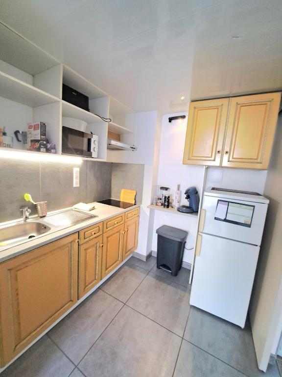 Comfortable studio-from city center and beaches - 4