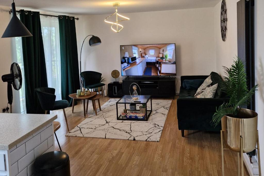 Dartford Sleeps 5 Pets Ok with Balcony & Parking, Dartford