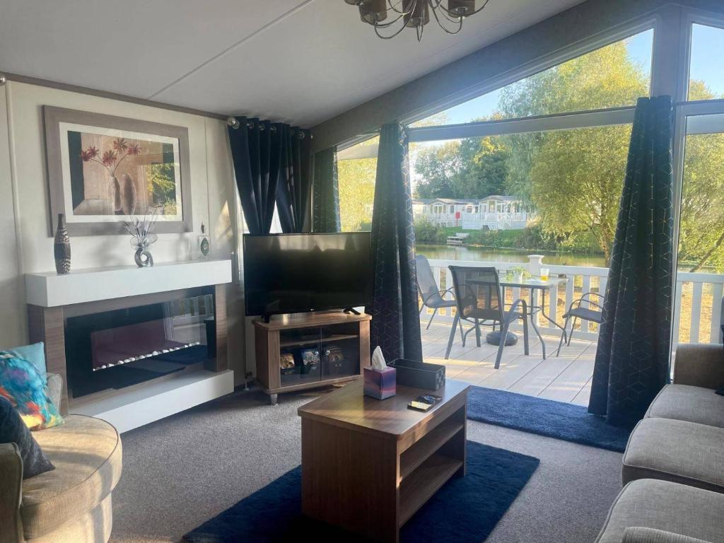 2 Bedroom Caravan - Lakeside Wifi Parking, Cirencester