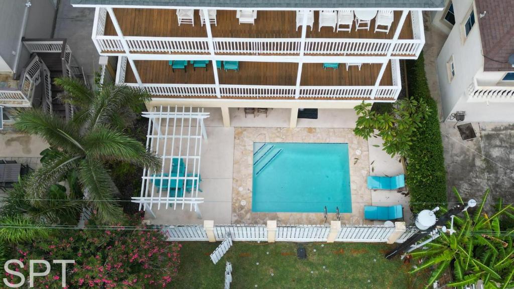 Luxury - 1 min to Beach - Pool - New Remodel, South Padre Island