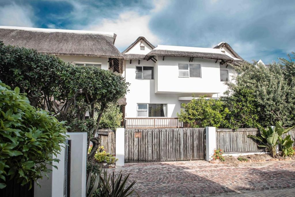 Seal Point, spacious beach villa on the beach, Cape St Francis