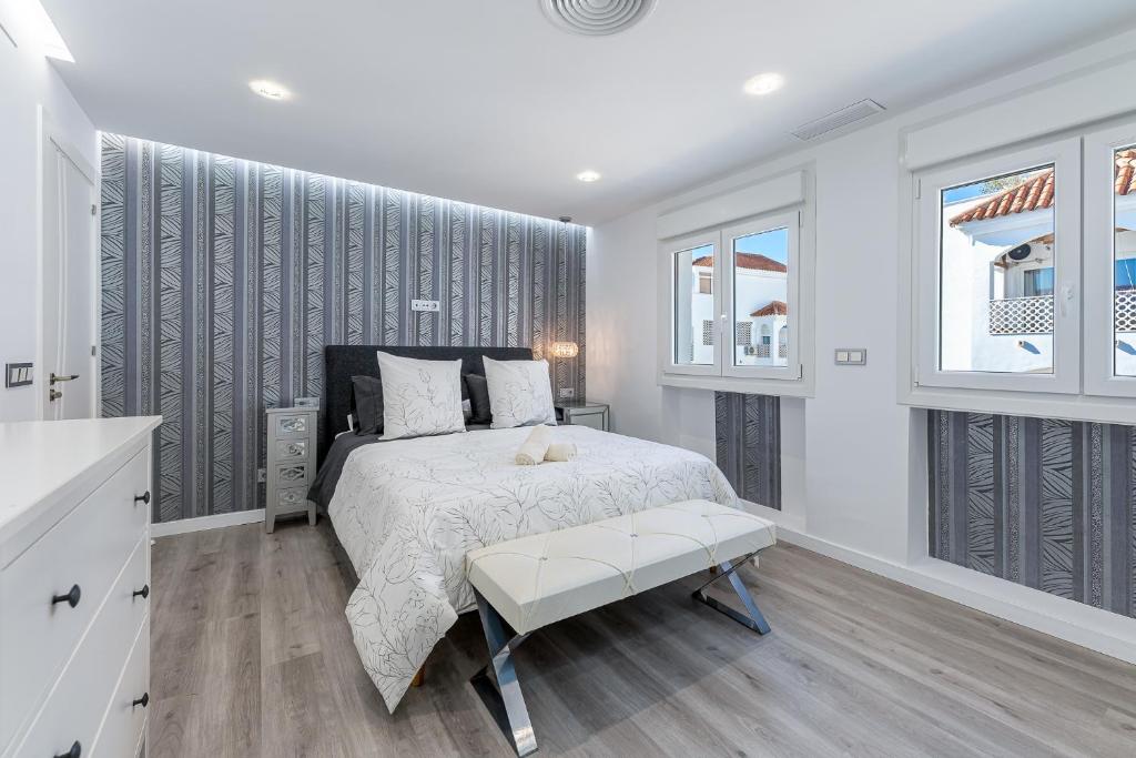 Puerto Benalmádena and Carihuela, Attic Views with pool, Parking, terrace - 4