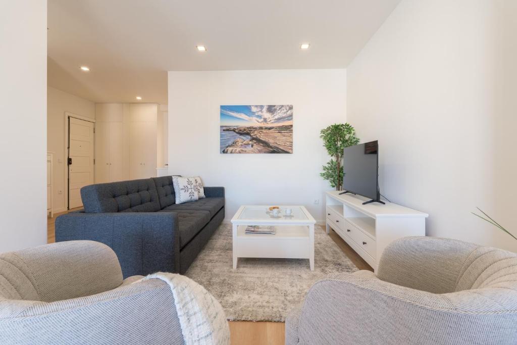 Bright & Spacious Retreat with Balcony by HostWise, Porto