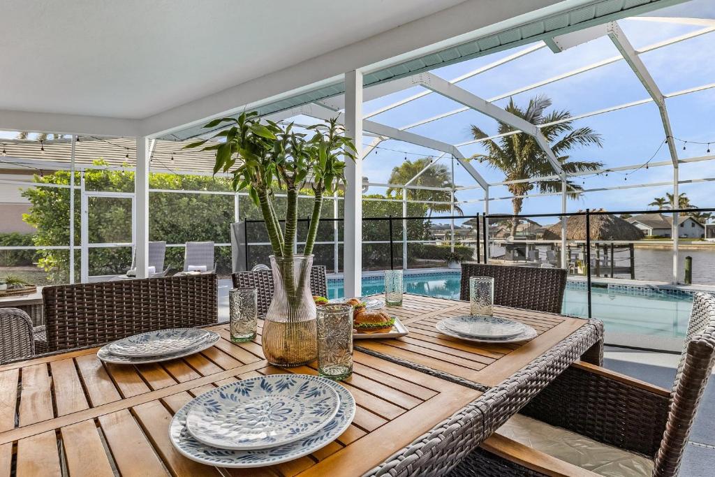 Direct Gulf Access, Heated Pool - Sunshine Getaway - Roelens, Cape Coral