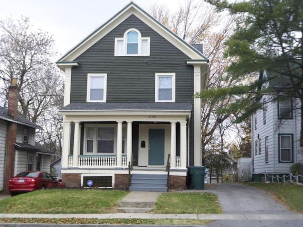 Simple private room in shared home Near College Town - Minutes to Strong, Rochester