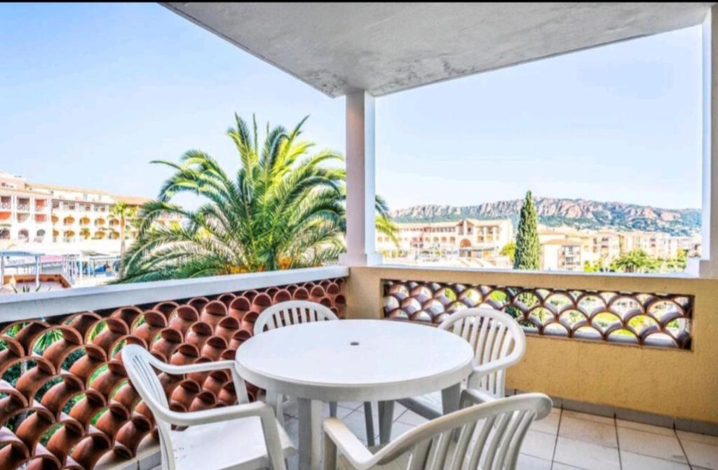 Appartement 4/5 personnes vue mer piscine et montagne Cap Estérel Pierre et Vacance nature et sport - 5