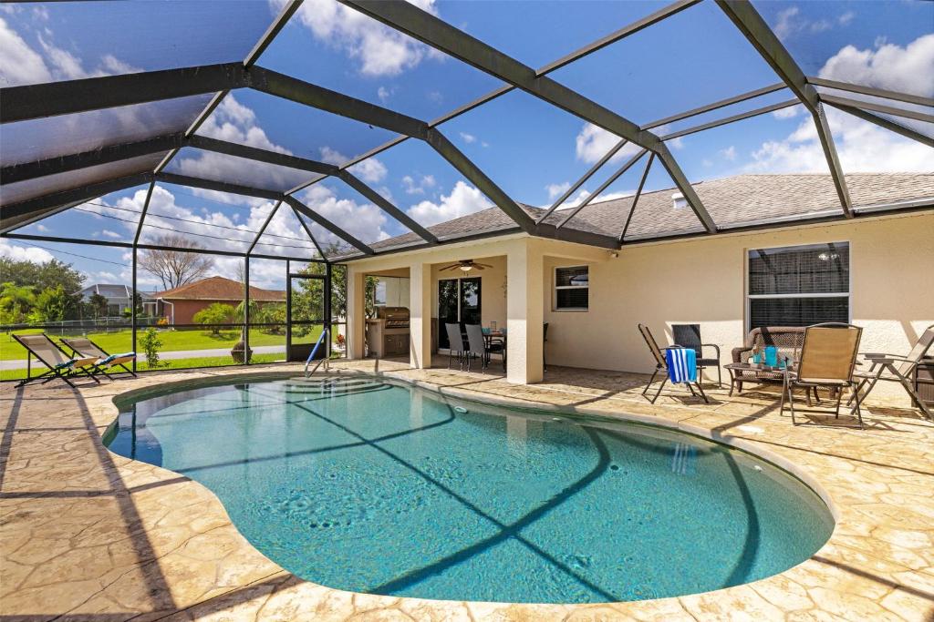 Private family-friendly home with electric-heated pool - Villa Blanca, Cape Coral