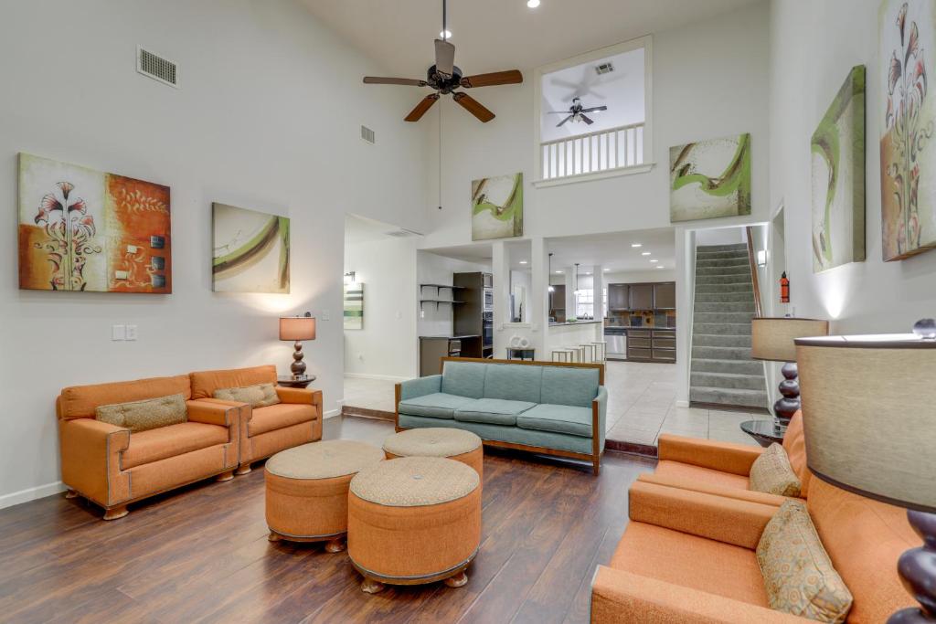 Pool Table and Patio with Bar Spacious Houston Gem!, Houston