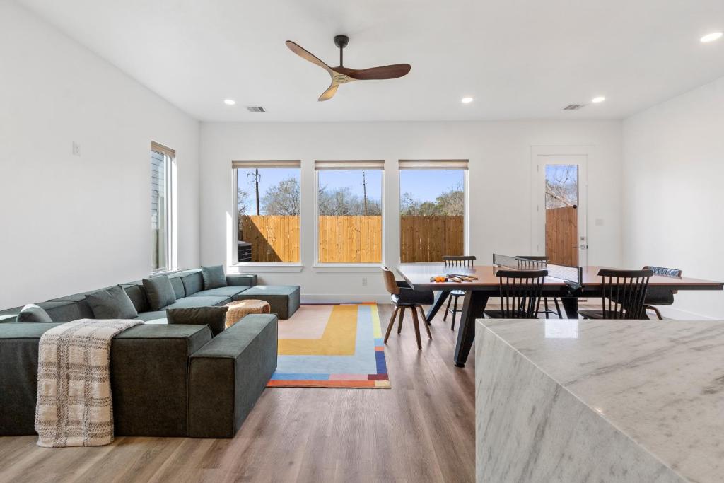 Spacious, modern home with loft, 15 minutes from Downtown Houston, Houston