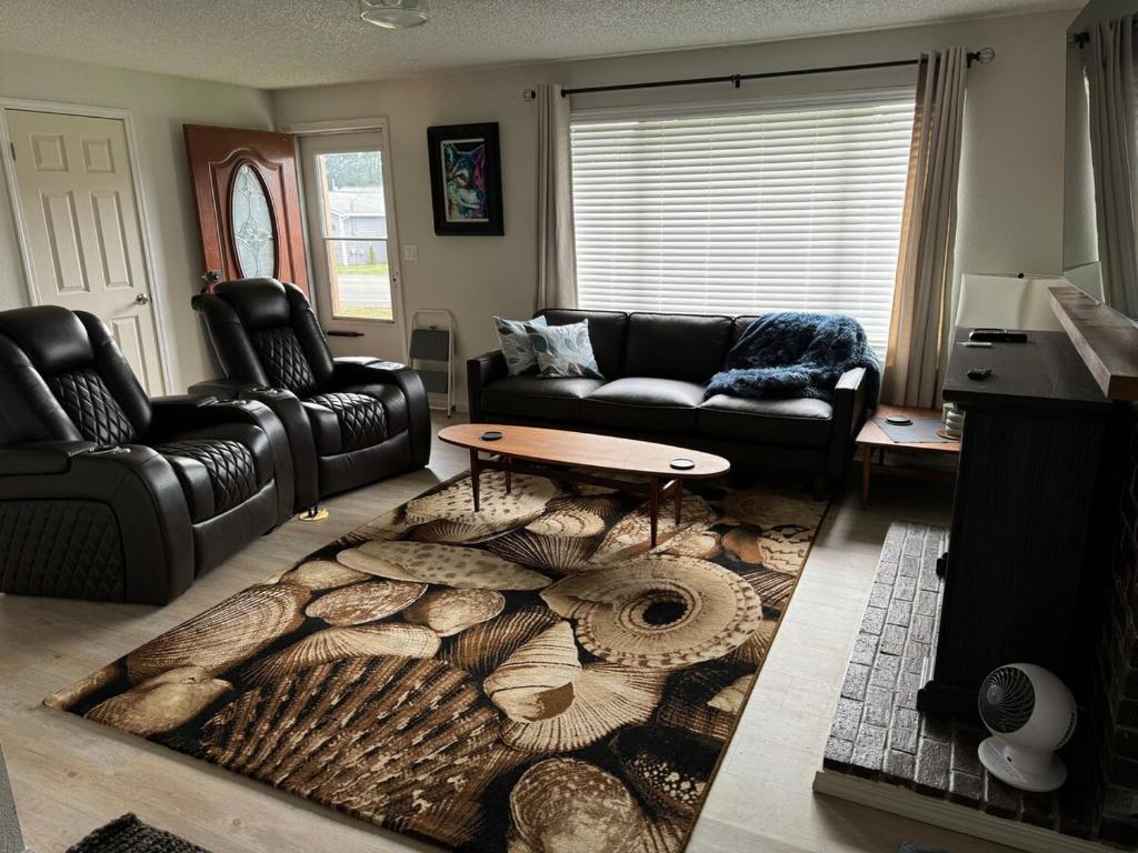 Come live in comfort!, Everett