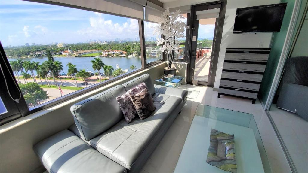 Alexander 1121, Miami Beach