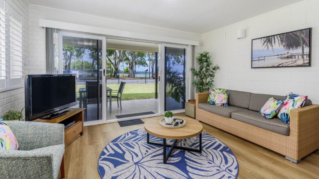 Ground floor air conditioned, fabulous waterviews overlooking Pumicestone Passage, Bongaree