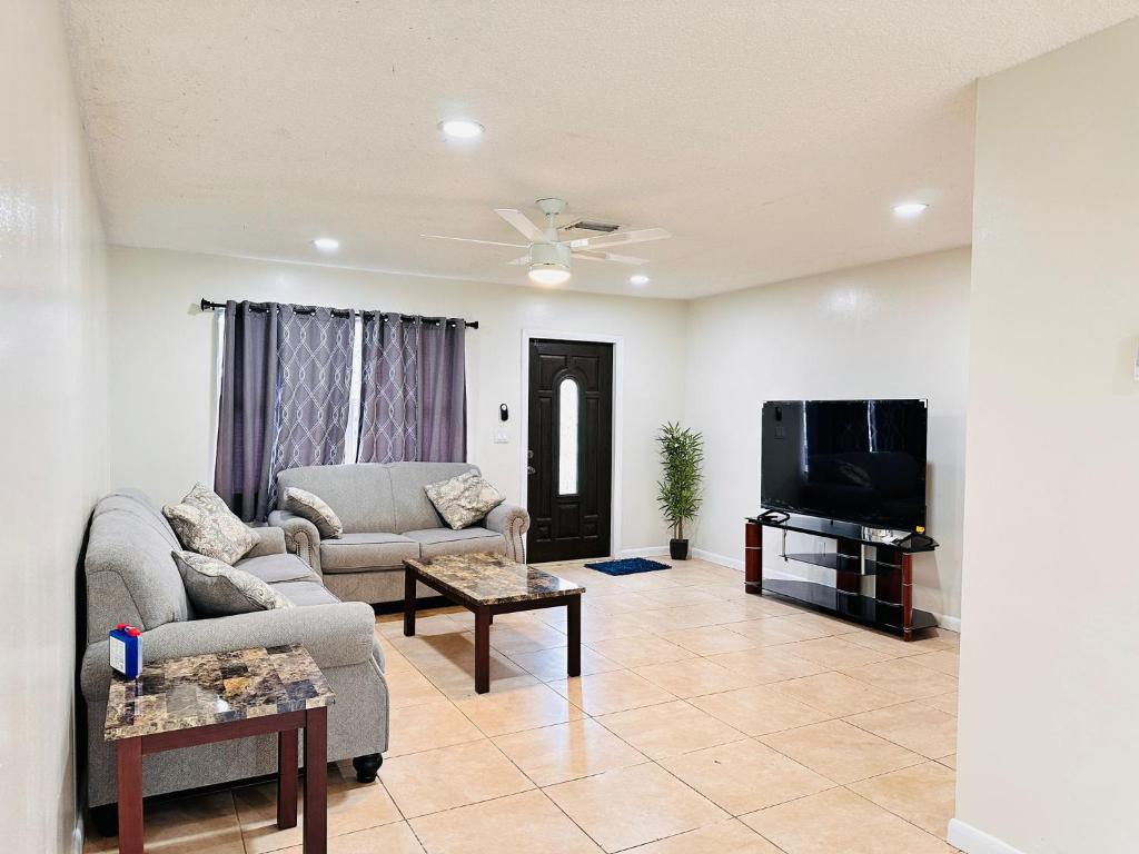 Next Door, Port Saint Lucie