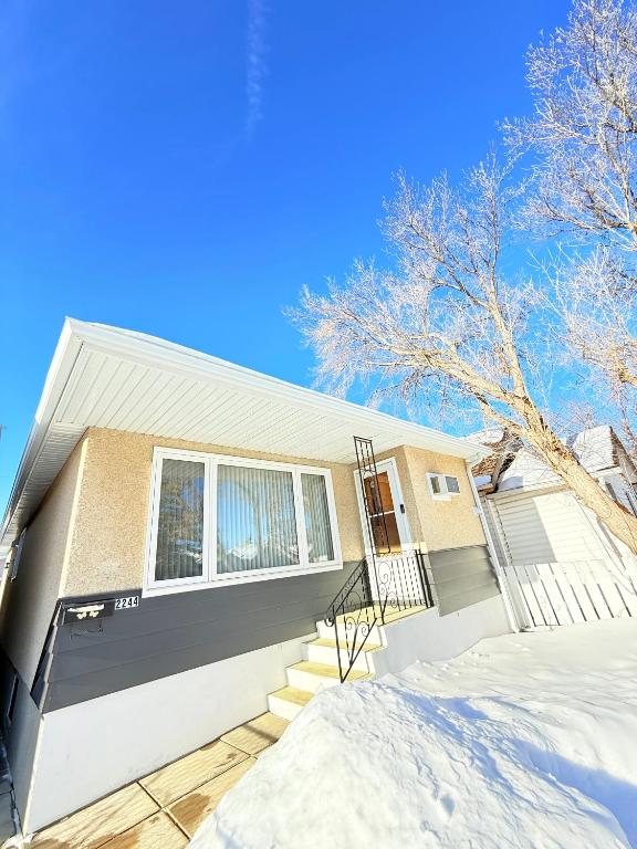Cozy main floor, 03 Bedrooms, close to Downtown REGINA, Regina