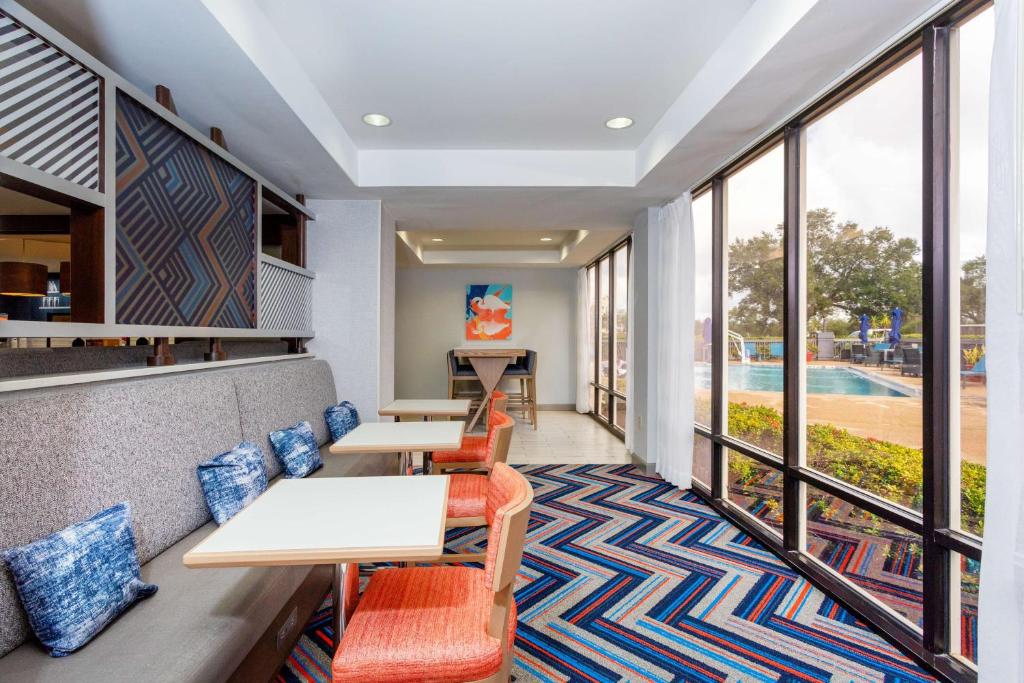 Food and beverages, Hampton Inn Orlando-International Airport in Orlando (FL)