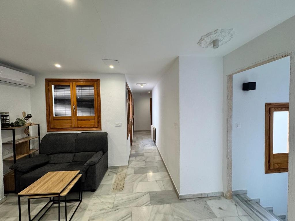 Spacious Top-Floor Apartment - 4