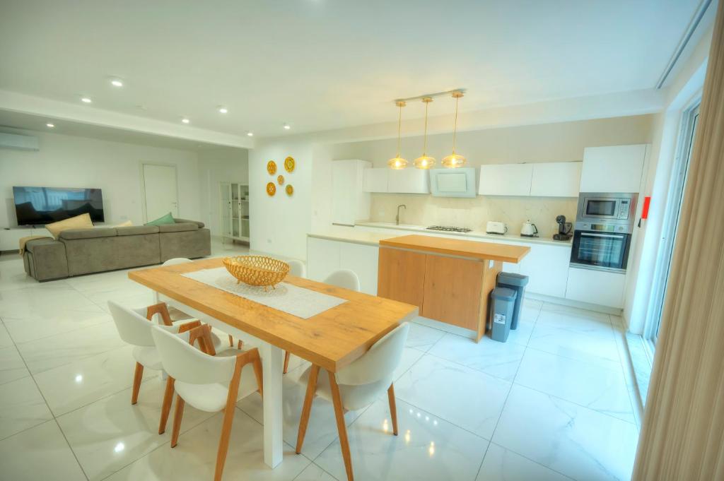 Stylish & large 2 bedroom with internal yard DCUT1-1, Sliema