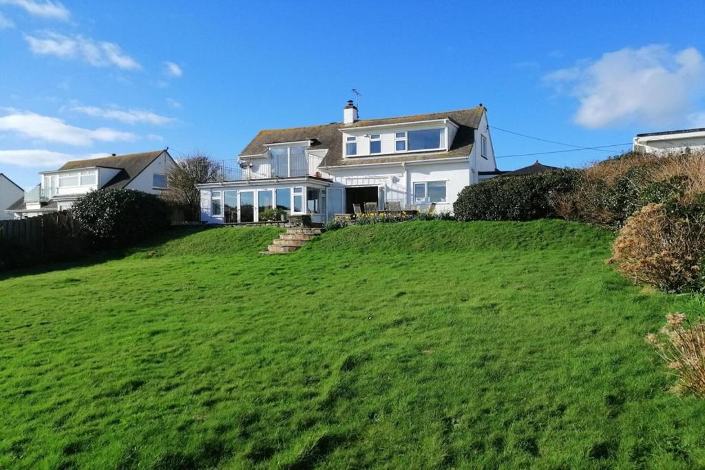 Sea Reach, Thurlestone with sea views, minutes from the beach, Thurlestone