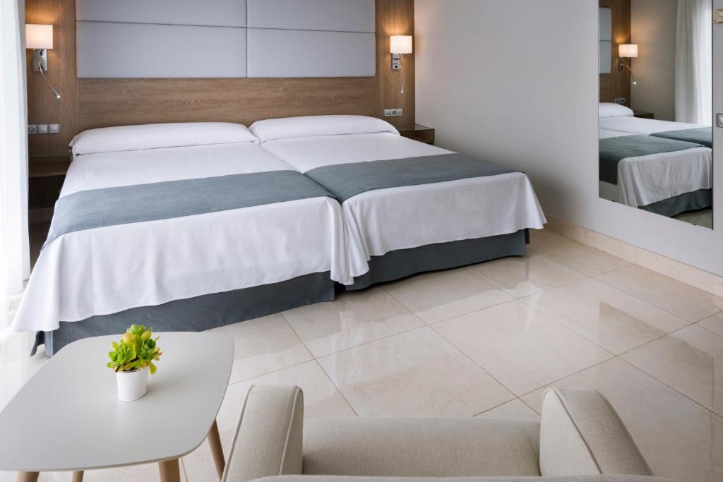 Mediterraneo Bay Hotel & Resort — Hotel rooms in Roquetas de Mar, Andalusia