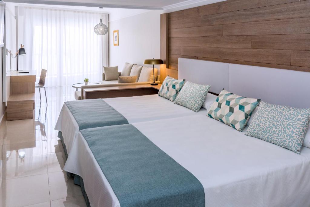 Mediterraneo Bay Hotel & Resort — Hotel rooms in Roquetas de Mar, Andalusia